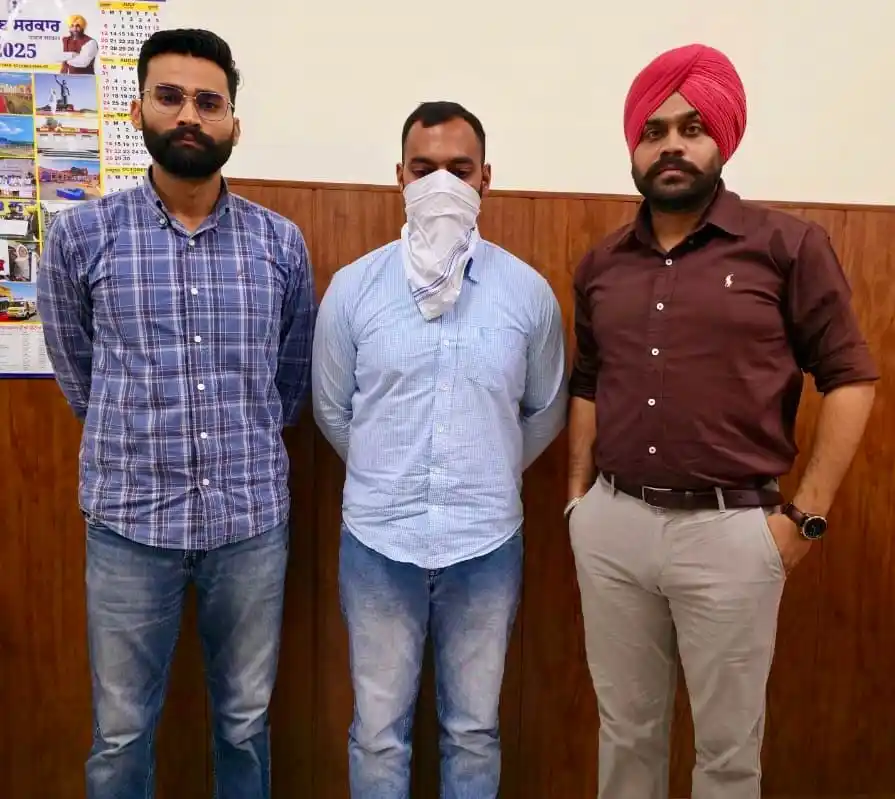 ਪੰਜਾਬ ਵਿਜੀਲੈਂਸ ਬਿਊਰੋ ਨੇ ਸੂਬੇ ਵਿੱਚ ਭ੍ਰਿਸ਼ਟਾਚਾਰ ਵਿਰੁੱਧ ਵਿੱਢੀ ਆਪਣੀ ਮੁਹਿੰਮ ਦੌਰਾਨ ਅਤਿ-ਸੁਰੱਖਿਆ ਜੇਲ੍ਹ, ਨਾਭਾ ਜ਼ਿਲਾ ਪਟਿਆਲਾ ਦੇ ਸਹਾਇਕ ਜੇਲ੍ਹ ਸੁਪਰਡੈਂਟ ਭਿਵਮਤੇਜ ਸਿੰਗਲਾ ਨੂੰ 10,000 ਰੁਪਏ ਰਿਸ਼ਵਤ ਲੈਣ ਦੇ ਦੋਸ਼ ਹੇਠ ਗ੍ਰਿਫ਼ਤਾਰ ਕੀਤਾ ਹੈ। ਅੱਜ ਇੱਥੇ ਇਹ ਖੁਲਾਸਾ ਕਰਦਿਆਂ ਵਿਜੀਲੈਂਸ ਬਿਊਰੋ ਦੇ ਇੱਕ ਸਰਕਾਰੀ ਬੁਲਾਰੇ ਨੇ ਕਿਹਾ ਕਿ ਮੁੱਖ ਮੰਤਰੀ ਦੀ ਭ੍ਰਿਸ਼ਟਾਚਾਰ ਵਿਰੋਧੀ ਐਕਸ਼ਨ ਲਾਈਨ ਵਿਖੇ ਦਰਜ ਸ਼ਿਕਾਇਤ ਦੀ ਜਾਂਚ ਤੋਂ ਬਾਅਦ ਉਕਤ ਸਹਾਇਕ ਜੇਲ੍ਹ ਸੁਪਰਡੈਂਟ ਨੂੰ ਗ੍ਰਿਫ਼ਤਾਰ ਕੀਤਾ ਗਿਆ ਹੈ। ਉਨ੍ਹਾਂ ਅੱਗੇ ਕਿਹਾ ਕਿ ਜ਼ਿਲ੍ਹਾ ਪਟਿਆਲਾ ਦੇ ਪਾਤੜਾਂ ਕਸਬੇ ਦੀ ਇੱਕ ਸ਼ਿਕਾਇਤਕਰਤਾ ਨੇ ਆਪਣੀ ਸ਼ਿਕਾਇਤ ਵਿੱਚ ਦੋਸ਼ ਲਗਾਇਆ ਹੈ ਕਿ ਉਕਤ ਮੁਲਜ਼ਮ ਕੇਂਦਰੀ ਜੇਲ੍ਹ, ਨਾਭਾ ਵਿਖੇ ਬੰਦ ਉਸਦੇ ਪਤੀ ਨੂੰ ਤੰਗ ਪ੍ਰੇਸ਼ਾਨ ਕਰ ਰਿਹਾ ਸੀ ਅਤੇ 20,000 ਰੁਪਏ ਰਿਸ਼ਵਤ ਵਜੋਂ ਮੰਗ ਰਿਹਾ ਸੀ। ਬਾਅਦ ਵਿੱਚ, ਸ਼ਿਕਾਇਤਕਰਤਾ ਨੇ ਗੂਗਲ ਪੇਅ ਰਾਹੀਂ 10000 ਰੁਪਏ ਰਿਸ਼ਵਤ ਵਜੋਂ ਵਿੱਚ ਤਬਦੀਲ ਕਰ ਦਿੱਤੇ। ਬੁਲਾਰੇ ਨੇ ਦੱਸਿਆ ਕਿ ਜਾਂਚ ਤੋਂ ਬਾਅਦ ਸ਼ਿਕਾਇਤ ਵਿੱਚ ਲਗਾਏ ਗਏ ਦੋਸ਼ ਸੱਚੇ ਪਾਏ ਗਏ ਅਤੇ ਉਕਤ ਸਹਾਇਕ ਜੇਲ੍ਹ ਸੁਪਰਡੈਂਟ ਵਿਰੁੱਧ ਵਿਜੀਲੈਂਸ ਬਿਊਰੋ ਦੇ ਥਾਣਾ ਪਟਿਆਲਾ ਵਿਖੇ ਭ੍ਰਿਸ਼ਟਾਚਾਰ ਦਾ ਮੁਕੱਦਮਾ ਦਰਜ ਕੀਤਾ ਗਿਆ। ਇਸ ਪਿੱਛੋਂ ਦੋਸ਼ੀ ਫਰਾਰ ਚੱਲ ਰਿਹਾ ਸੀ ਅਤੇ ਹੁਣ ਉਸਦੀ ਜ਼ਮਾਨਤ ਅਰਜ਼ੀ ਪੰਜਾਬ ਅਤੇ ਹਰਿਆਣਾ ਹਾਈ ਕੋਰਟ ਨੇ ਖਾਰਜ ਕਰ ਦਿੱਤੀ ਸੀ। ਅੱਜ ਅਦਾਲਤ ਵਿੱਚ ਉਸ ਵੱਲੋਂ ਆਤਮ ਸਮਰਪਣ ਕਰਨ ਤੋਂ ਬਾਅਦ ਵਿਜੀਲੈਂਸ ਬਿਊਰੋ ਨੇ ਉਸਨੂੰ ਇੱਕ ਦਿਨ ਦੇ ਪੁਲਿਸ ਰਿਮਾਂਡ 'ਤੇ ਲੈ ਲਿਆ ਹੈ। ਉਨ੍ਹਾਂ ਕਿਹਾ ਕਿ ਇਸ ਮਾਮਲੇ ਦੀ ਹੋਰ ਜਾਂਚ ਜਾਰੀ ਹੈ।