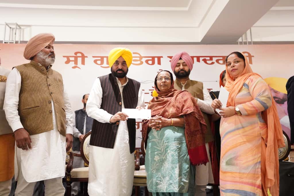 ਮੁੱਖ ਮੰਤਰੀ ਨੇ ਨੌਵੇਂ ਪਾਤਸ਼ਾਹ ਸ੍ਰੀ ਗੁਰੂ ਤੇਗ਼ ਬਹਾਦਰ ਜੀ ਦੇ ਚਰਨ ਛੋਹ ਪ੍ਰਾਪਤ 142 ਪਿੰਡਾਂ ਤੇ ਸ਼ਹਿਰਾਂ ਦੇ ਵਿਕਾਸ ਲਈ 71 ਕਰੋੜ ਰੁਪਏ ਦੇ ਚੈੱਕ ਵੰਡੇ